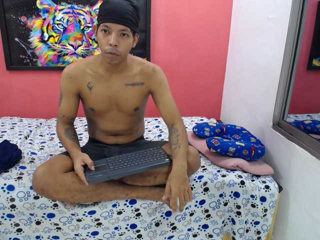 latinosninfomanos live cam on BongaCams