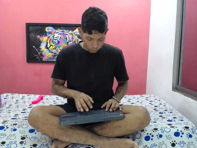 latinosninfomanos live cam on BongaCams