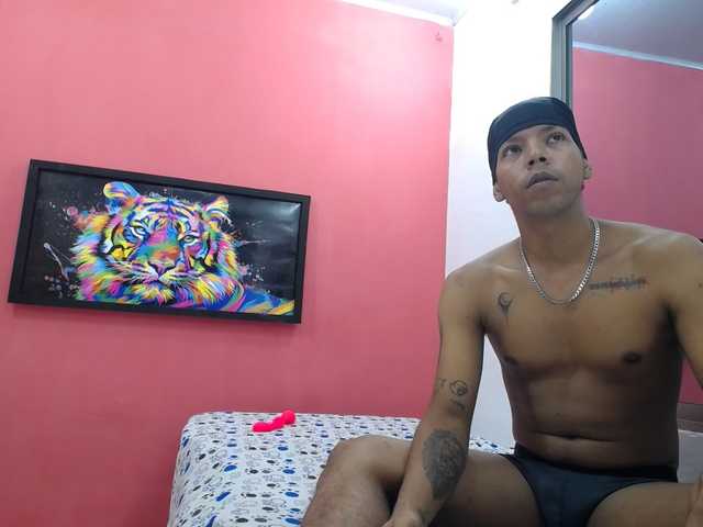 le modèle latinosninfomanos est en webcam porno dans un show sur le site bongacams, il possède les tags suivants: Latino/Hispanic,Brunette,Trimmed