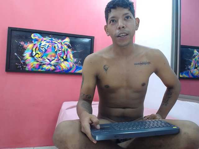 latinosninfomanos live cam on BongaCams