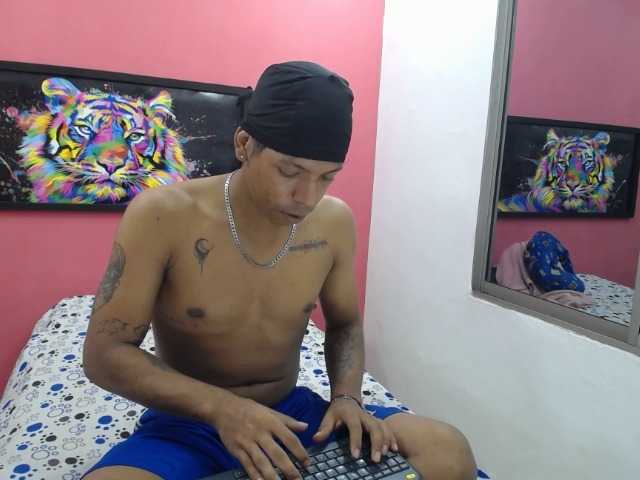 latinosninfomanos live cam on BongaCams