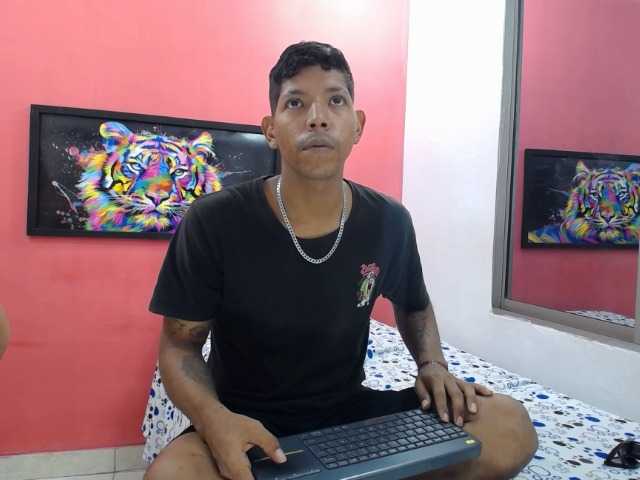 latinosninfomanos live cam on BongaCams