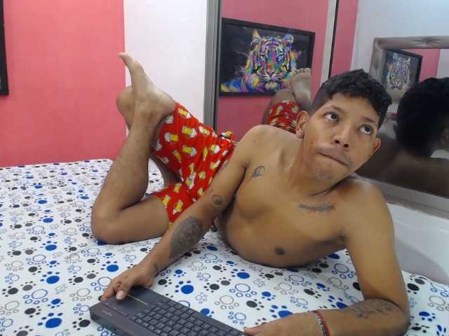 latinosninfomanos live cam on BongaCams