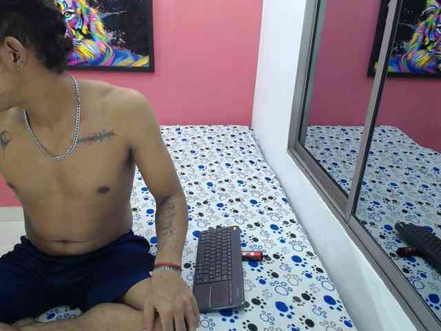Latinosninfomanos's cam show statistics and live stream