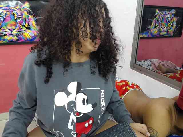 latinosninfomanos live couple cam on bongacams