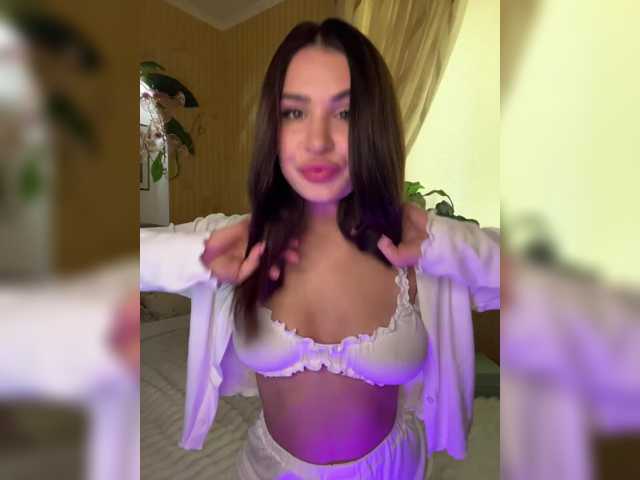 BabyPeach in webcam