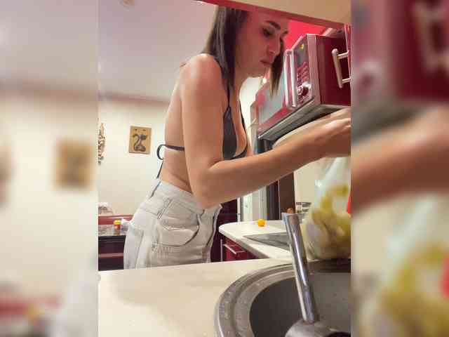 BabyPeach webcam