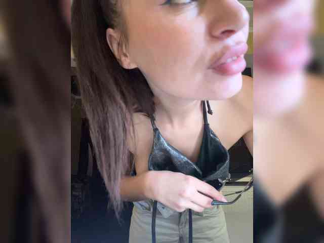 BabyPeach webcam