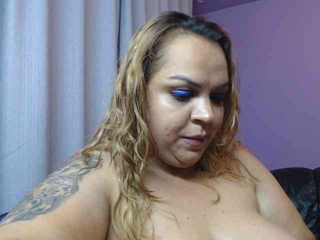 mellybbw's live room