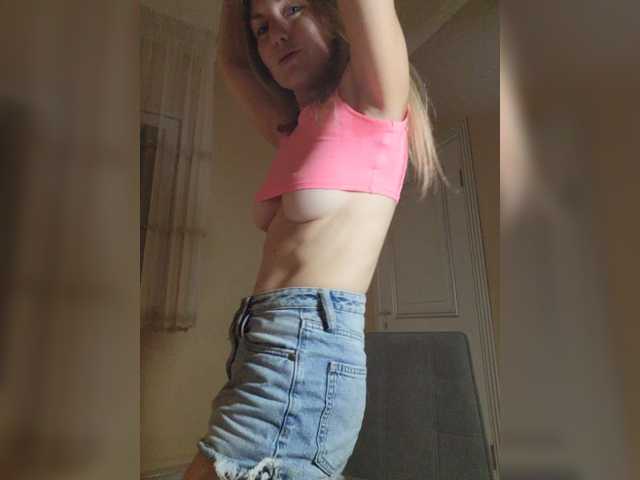 Bloomlaggy live cam on BongaCams