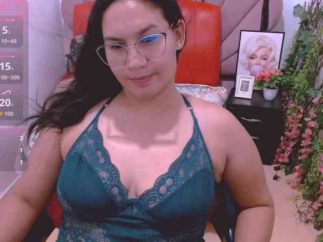 hilaryhot18 webcam