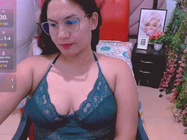 hilaryhot18 webcam