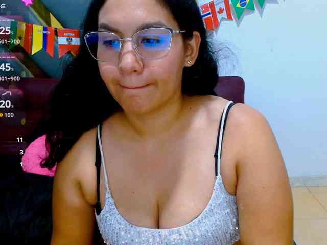 hilaryhot18 webcam