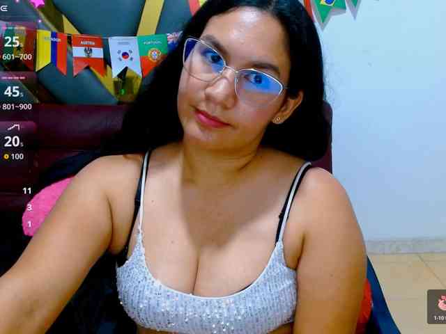 hilaryhot18 webcam