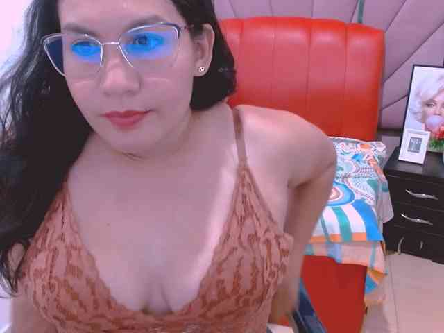hilaryhot18 webcam