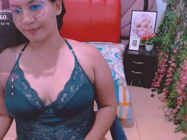 hilaryhot18 webcam