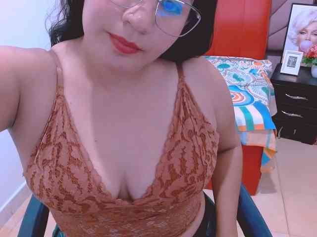hilaryhot18 webcam