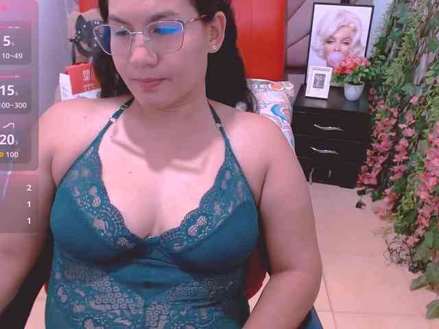 hilaryhot18 webcam