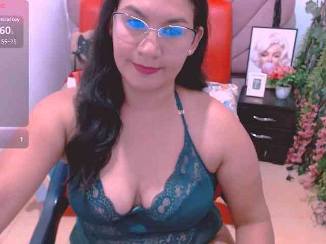 hilaryhot18 webcam