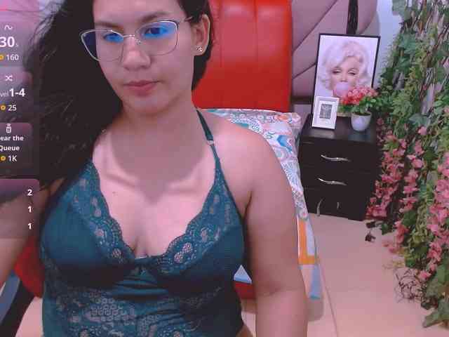 hilaryhot18 webcam