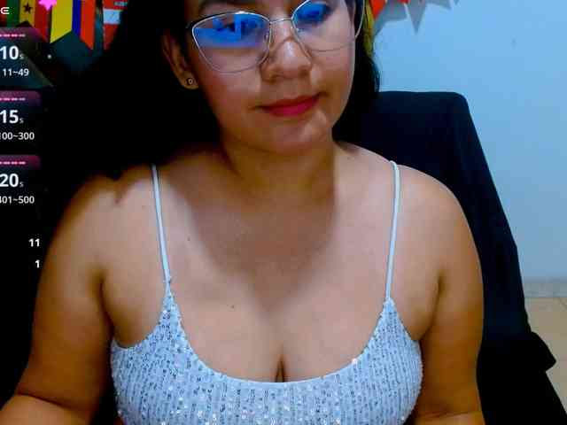 hilaryhot18 webcam