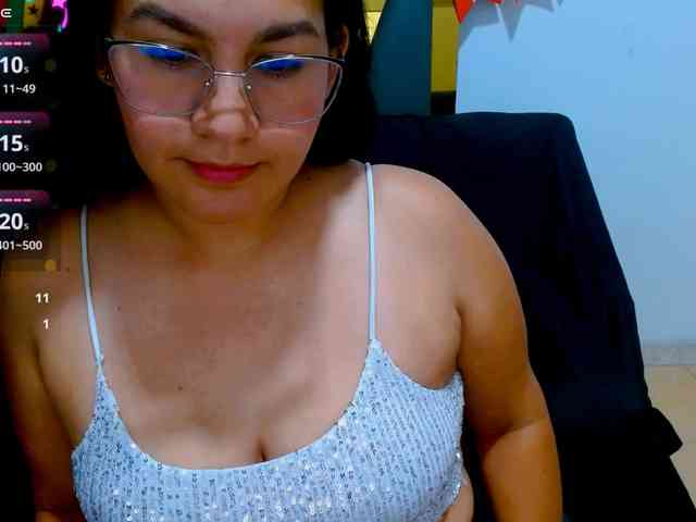hilaryhot18 webcam