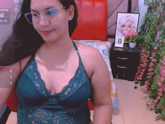 hilaryhot18 webcam