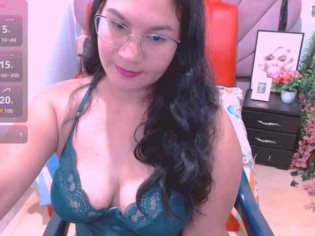 hilaryhot18 webcam