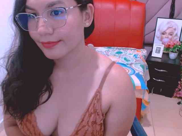 hilaryhot18 webcam
