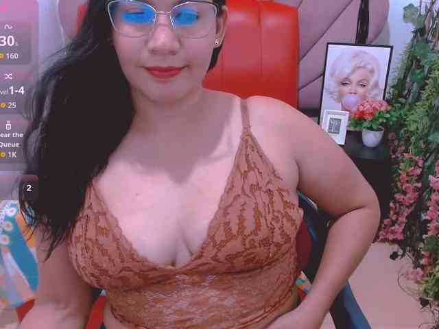 hilaryhot18 webcam