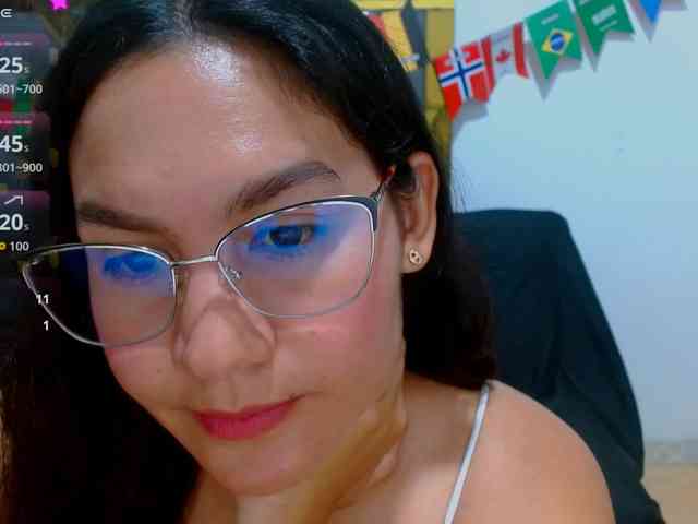 hilaryhot18 webcam