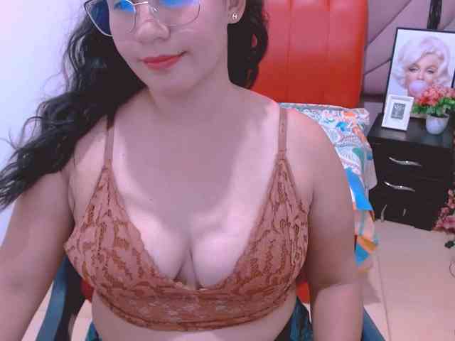 hilaryhot18 webcam