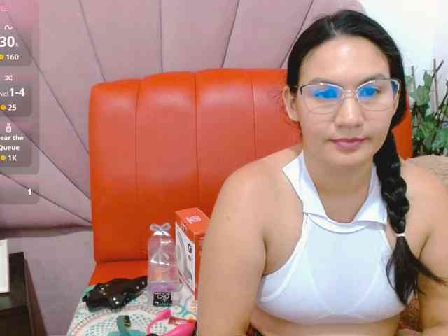 hilaryhot18 webcam