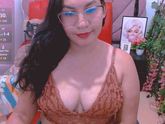 hilaryhot18 webcam