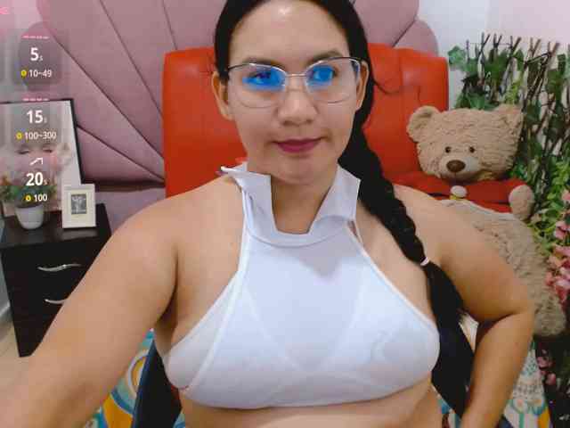 hilaryhot18 webcam