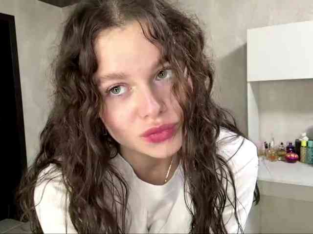 Katricesarcone's cam show statistics and live stream