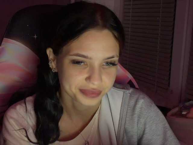 le modèle LaMiraPic est en webcam porno dans un show sur le site bongacams, il possède les tags suivants: White/Caucasian,Brunette,Shaved