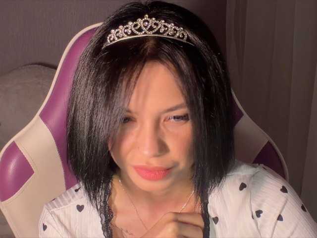 le modèle LaMiraPic est en webcam porno dans un show sur le site bongacams, il possède les tags suivants: White/Caucasian,Brunette,Shaved