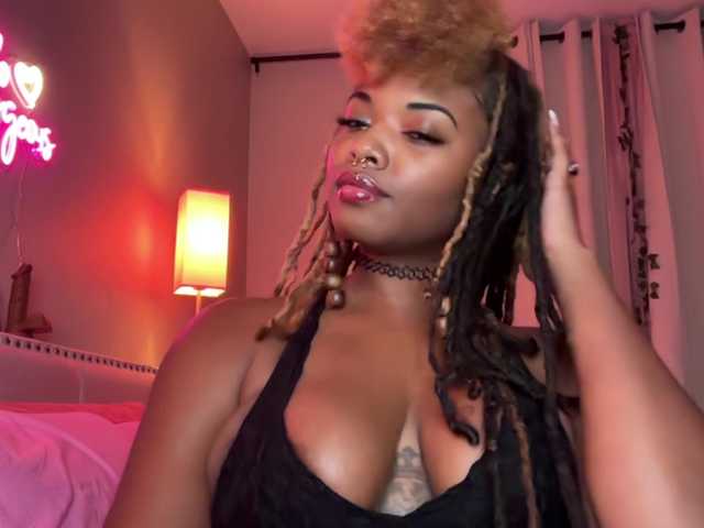 1QueenDome live cam on BongaCams