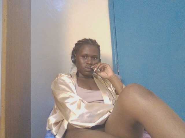 Dewebony live cam on BongaCams