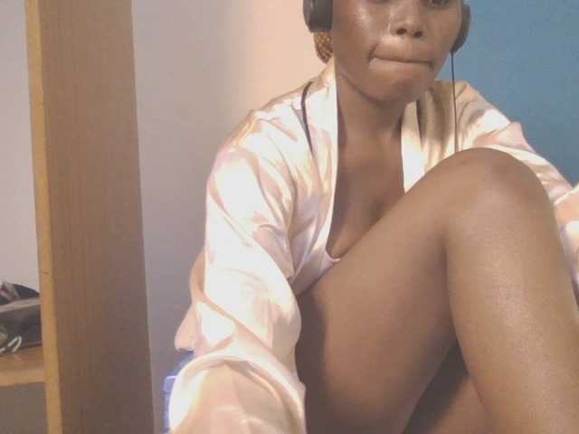 Dewebony live cam on BongaCams
