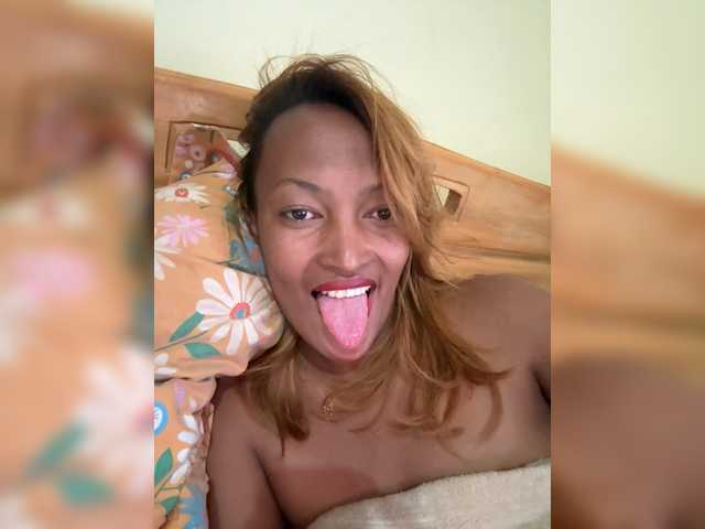 Cynthia-1 live cam on BongaCams