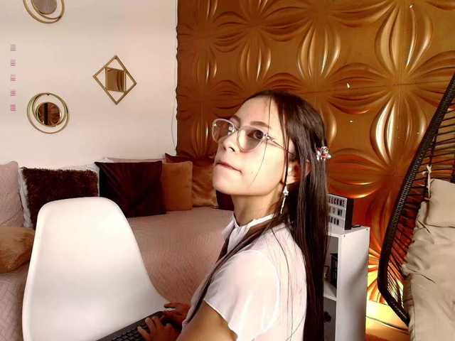 Anniemuse live cam on BongaCams
