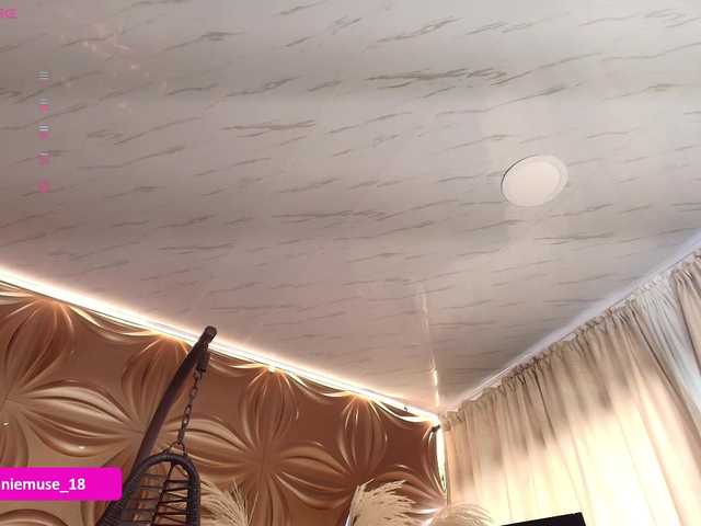 Anniemuse live webcam show