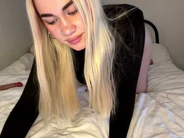 KatieGlow live webcam show