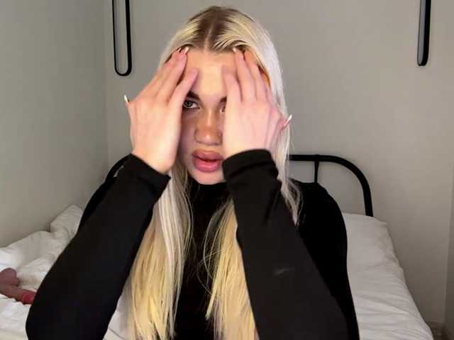 KatieGlow live webcam show