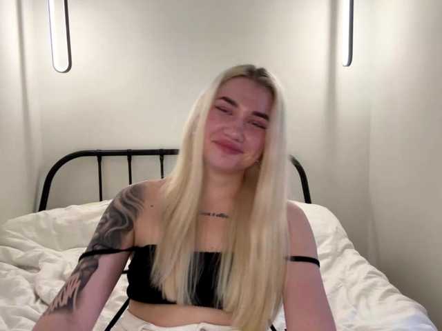 KatieGlow live cam on BongaCams