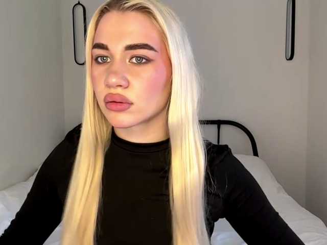 KatieGlow live cam on BongaCams