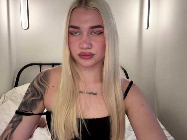 KatieGlow live cam on BongaCams