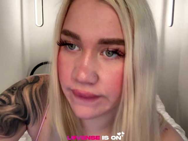 KatieGlow live cam on BongaCams